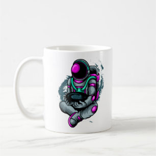 Astronaut hält das Schwarze Loch Kaffeetasse