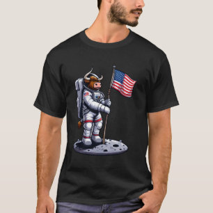 Astronaut Highland-Rind mit wehender amerikanische T-Shirt