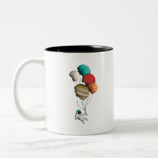 Astronaut Holding Planet Balloons Solar System Zweifarbige Tasse
