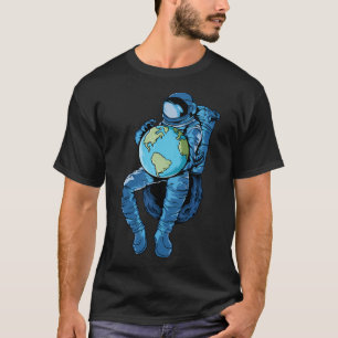 Astronaut Holding Planet Erde T-Shirt