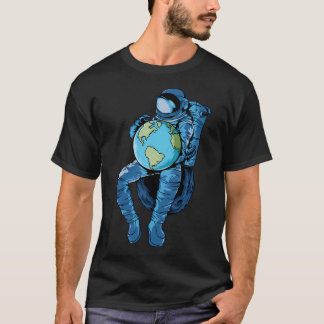 Astronaut Holding Planet Erde T-Shirt