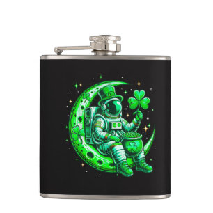 Astronaut im Mond Weltraum St. Patrick's Day Flachmann