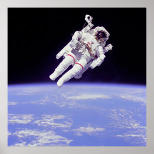 Astronaut im Weltraum mit bemannter Fertigungseinh Poster