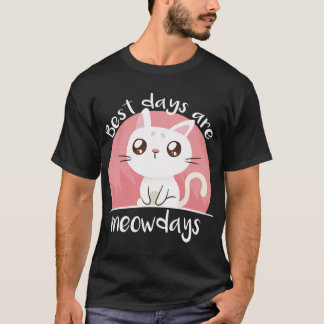 Astronaut im Weltraum mit Raketenwerfer. T-Shirt