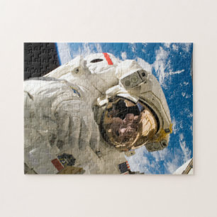 Astronaut im Weltraum repariert Weltraumstation Fo