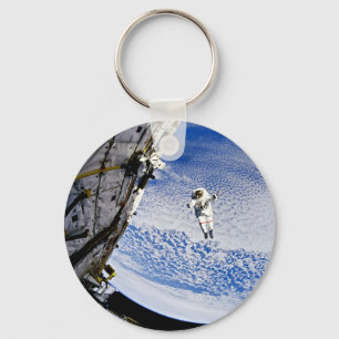 Astronaut im Weltraumspaziergang Schlüsselanhänger
