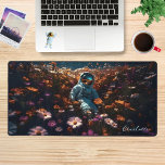 Astronaut in Daisy-Wildblumen Personalisierter Nam Schreibtischunterlage<br><div class="desc">Der Astronaut in Daisy Wildblumen verfügt über einen Astronauten, der in einem Bereich von Gänseblümchen und Wildblumen sitzt. Perfektes Geschenk für alle, die sich auf der Suche nach Platz und personalisiert mit Ihrem individuelle Name sind. Gib ein fabelhaftes Geschenk für Familie und Freunde zum Geburtstag, Weihnachten, Feiertagen, Muttertag, Großeltern, Schwester,...</div>