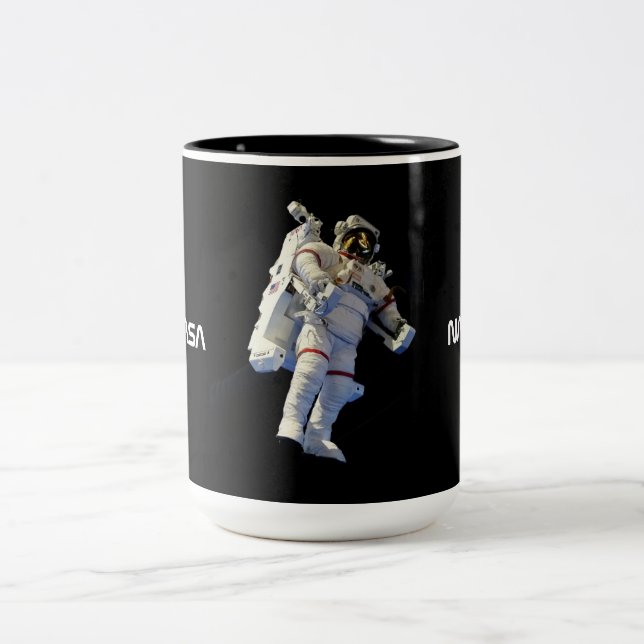 Astronaut in der Raumschwarz Zweifarbige Tasse (Mittel)
