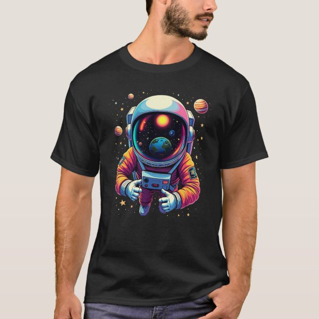 Astronaut in Outer Space Earth in Visor Graphic T-Shirt (Vorderseite)