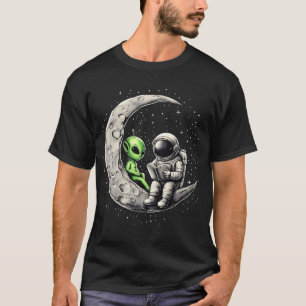 Astronaut liest Buch zu Alien über den Mondraum T-Shirt
