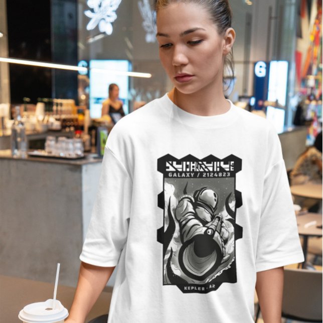 Astronaut mit Waffen T-Shirt (Von Creator hochgeladen)
