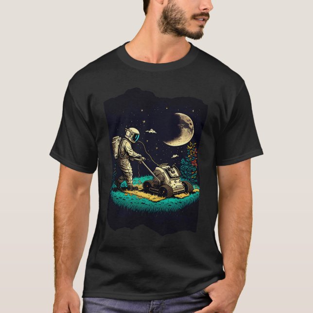 Astronaut Mowing The Lawn In Space Artwork  3 T-Shirt (Vorderseite)