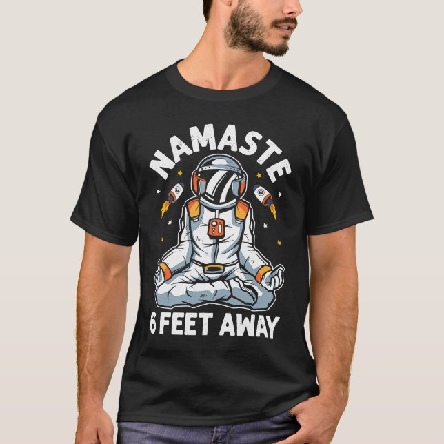 Astronaut Namaste Stay 6 Feet Away  Yoga Workout T-Shirt (Vorderseite)