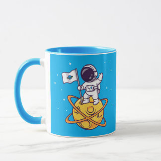 Astronaut pflanzt Flagge auf gelbem Planeten Tasse