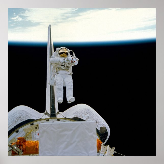 Astronaut schweben über Shuttle Discovery Poster (Vorne)