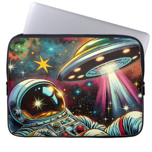 Astronaut schwimmt im Weltraum mit einem UFO Kunst Laptopschutzhülle