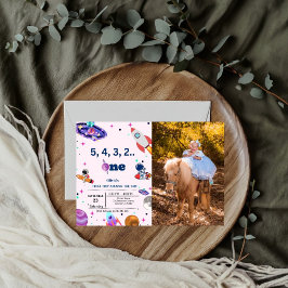 Astronaut Space geht zum ersten Mal um den sonnige Einladung