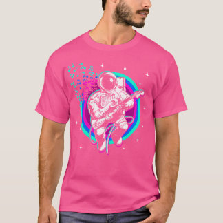 Astronaut spielt elektrische Gitarre im Raum. T-Shirt