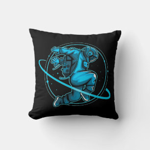 Astronaut springt um Saturn Artwork herum   Kissen