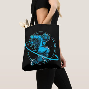 Astronaut springt um Saturn Artwork herum Tasche