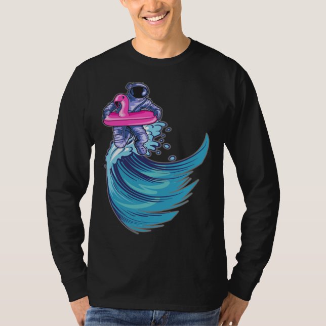 Astronaut Surfing Ocean Waves With Pink Flamingo F T-Shirt (Vorderseite)