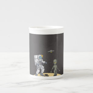 Astronaut und Außerirdischer Prozellantasse