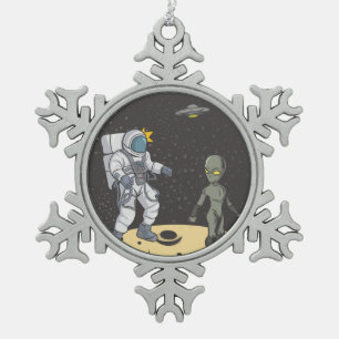 Astronaut und Außerirdischer Schneeflocken Zinn-Ornament