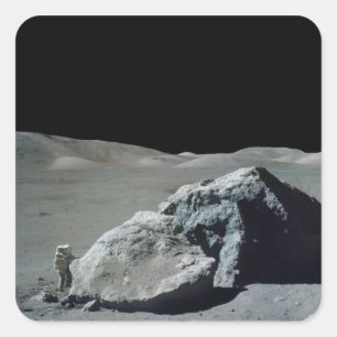 Astronaut und Fahrzeug Apollo 17 auf dem Mond Quadratischer Aufkleber