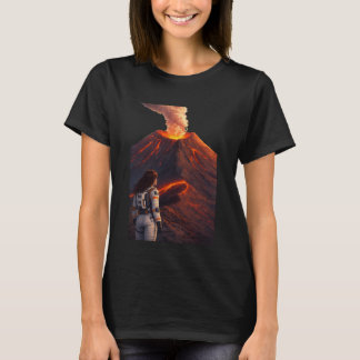 Astronaut vor einem ausbrechenden Vulkan T-Shirt