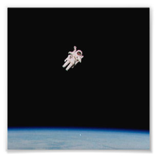 Astronaute flottant dans l'espace ouvert - photo