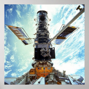 Astronauten arbeiten am Hubble-Weltraumteleskop Poster