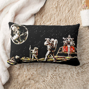 Astronauten betrachten die Erde - Retro Galaxy Lendenkissen