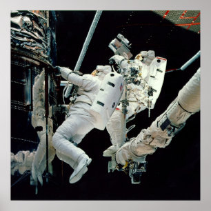 Astronauten, die an dem Hubble arbeiten Poster