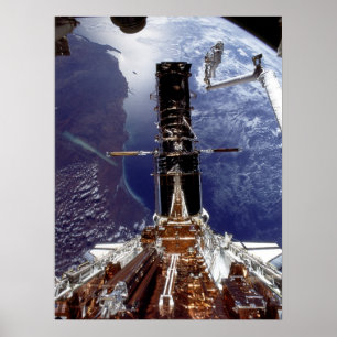 Astronauten, die an Hubble arbeiten und mit Endeav Poster