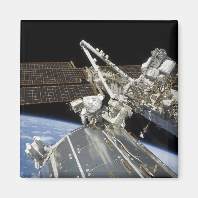 Astronauten erfüllen eine Reihe von Aufgaben Magnet (Vorne)