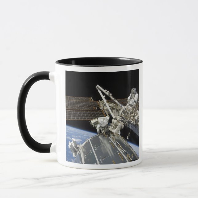 Astronauten erfüllen eine Reihe von Aufgaben Tasse (Links)