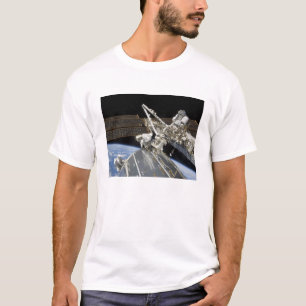 Astronauten führen eine Reihe Aufgaben durch T-Shirt