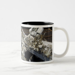 Astronauten führen eine Reihe Aufgaben durch Zweifarbige Tasse