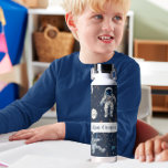 Astronauten im Weltraum Stars & Planets Custom Kid Trinkflasche<br><div class="desc">Die "Space Astronauts Stars & Planets Custom Kids' Water Bottle" ist die perfekte Hydratationsbegleitung für junge Raumfahrer und angehende Astronauten! Diese bezaubernde Wasserflasche zeigt handgezeichnet Illustrationen von Astronauten, die im All schweben, umgeben von funkelnden Sternen und bunten Planeten. Das skurrile und detaillierte Kunstwerk schafft ein magisches und inspirierend Design, das...</div>