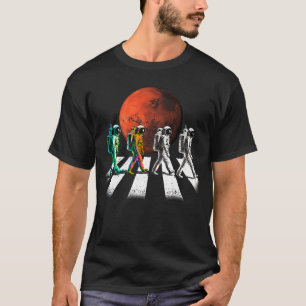 Astronauten Spazieren auf der Fußgängerallee im Sp T-Shirt