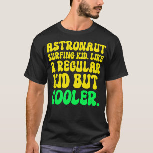 Astronauten-Surfer-Kind. Wie ein normales Kind, ab T-Shirt