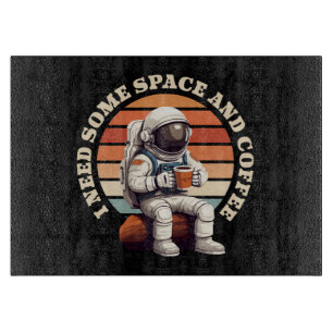 Astronauten trinken Kaffee Schneidebrett