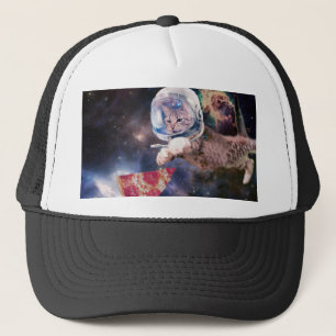 Astronautenkatze, die eine Pizzasuppe jagt Truckerkappe