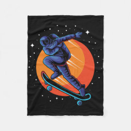 Astronautenskateboarding im Weltraum Fleecedecke