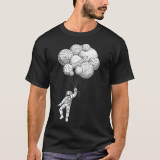Astronautin, die mit Planetenballons von Hand geze T-Shirt