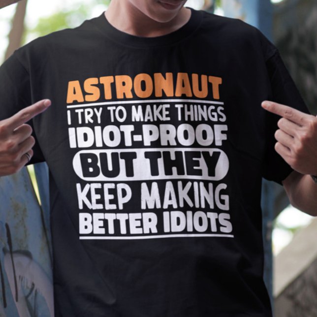 Astronautin Ich versuche, Dinge zu idiotischen Lus T-Shirt (Von Creator hochgeladen)