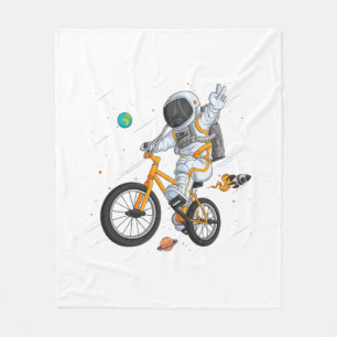 Astronautin im Weltraumfahrer bmx bike auf space o Fleecedecke