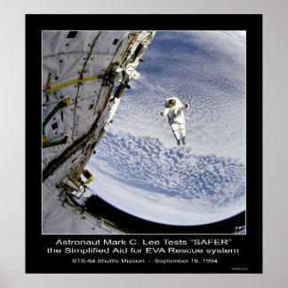 Astronautin Mark C. Lee testet das "SAFER Rescue S Poster