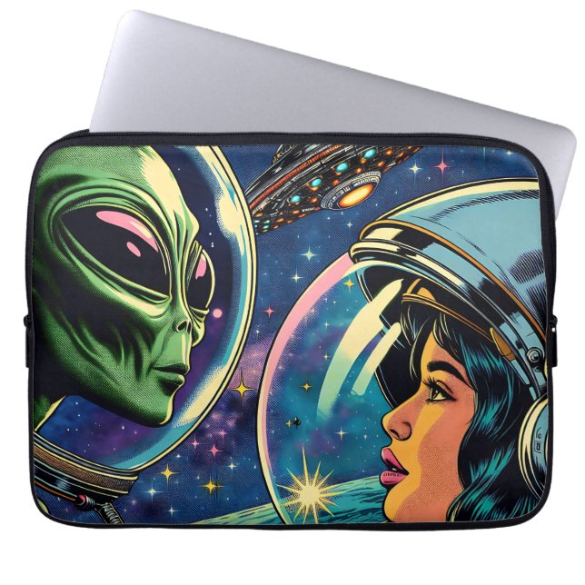 Astronautin trifft extraterrestrische Alien Laptopschutzhülle (Vorderseite)