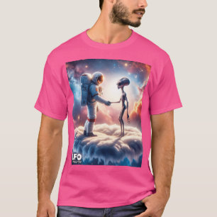 Astronautin und außerirdische Shaking Hands T-Shirt